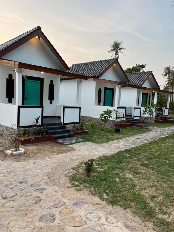 Jalan setapak batu di depan kamar-kamar Lumbung Java Karimun saat senja