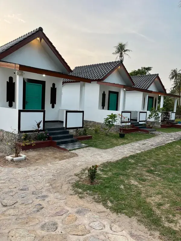 Deretan kamar dan jalan setapak batu saat senja