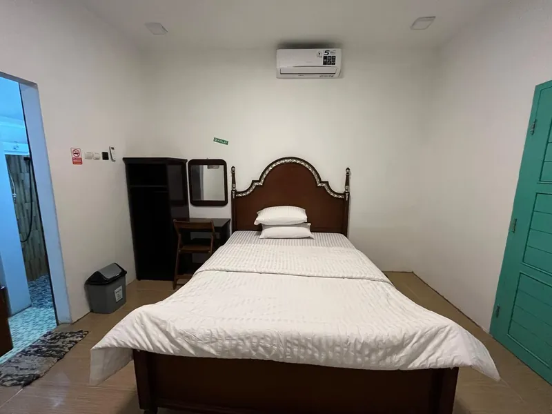 Interior kamar: kasur, AC, lemari, meja rias