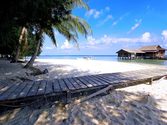 Pulau kecil berpasir putih di Kepulauan Karimunjawa