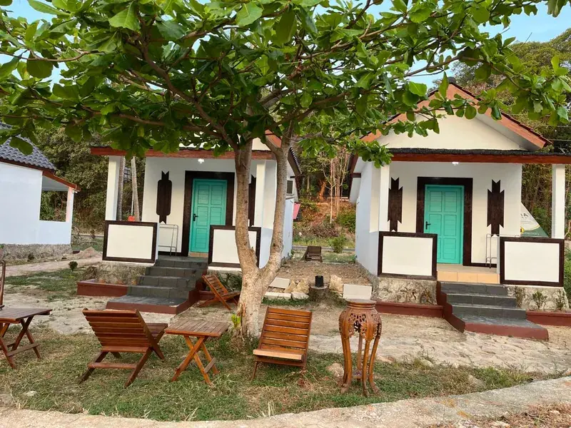 Kursi kayu di taman depan kamar